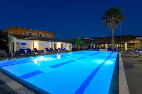 Bazén v ubytování Corfu SunGate Hotel nebo v jeho okolí