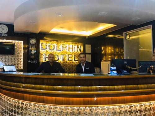 Dolphin Ras El-Bar Hotel في رأس البر: يجلس رجلان في حانة في مطعم