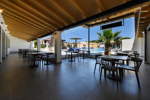 Bazén v ubytování Corfu SunGate Hotel nebo v jeho okolí