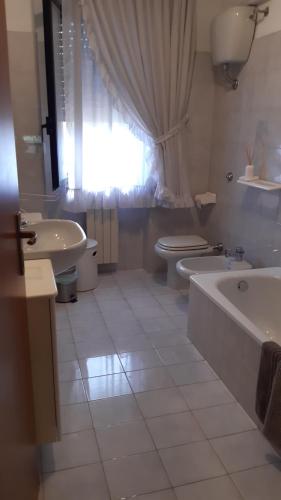 y baño con bañera, aseo y lavamanos. en VILLETTA DI CHARME IN CENTRO CITTA', en Lanciano