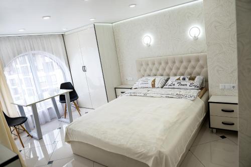 מיטה או מיטות בחדר ב-Чарівна квартира-студія на мансардному поверсі!