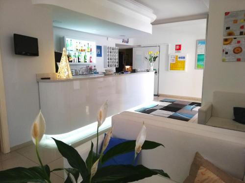 una sala d'attesa con bancone in una stanza di Hotel Astor a Silvi Marina