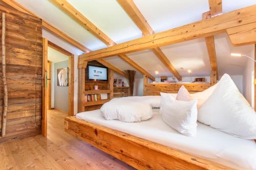 Postel nebo postele na pokoji v ubytování Ferienwohnung Maisonette Höttl