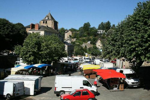 a group of cars parked in a parking lot at Hostellerie des voyageurs in Cassagnes-Bégonhès