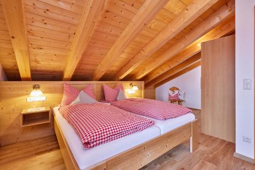 Ліжко або ліжка в номері Ferienwohnungen Pfanzelter