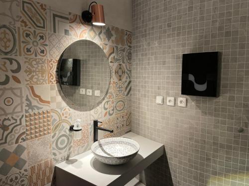 een badkamer met een wastafel en een spiegel bij Hotel Laguna & restaurant in České Budějovice