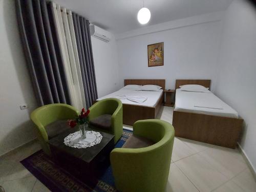 Habitación de hotel con 2 camas y 2 sillas en HOTEL KALEMI en Zhaban