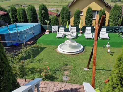 Bazén v ubytování Stars Livezeni nebo v jeho okolí