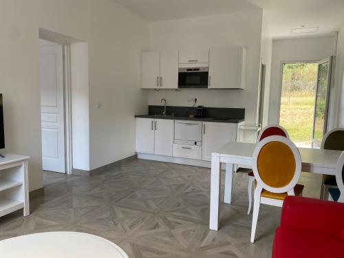 Kuchyň nebo kuchyňský kout v ubytování Manoir et Appartements avec piscine au Domaine de Bize Mirepoix