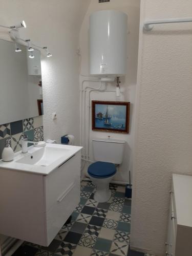 une salle de bain avec un lavabo blanc et des toilettes dans l'établissement Entre port et village, à Gruissan