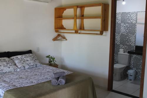 1 dormitorio con 1 cama y baño en Flats Maui, en Barra Grande
