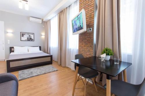 Ένα ή περισσότερα κρεβάτια σε δωμάτιο στο Modern studio beside metro Yaroslava Mudroho, Universytet - Chernyshevska str 95-7