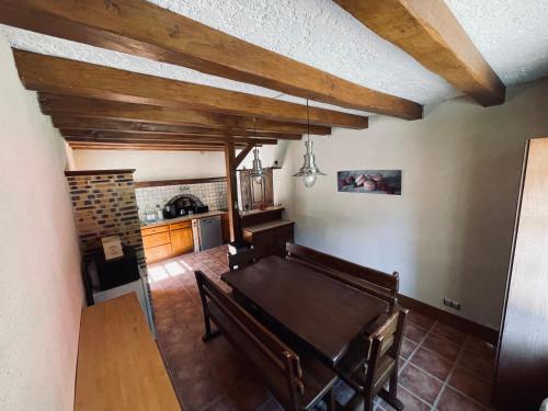 - une vue de tête sur une cuisine avec une table à manger dans l'établissement Gîte la Pahèserie, à Esvres