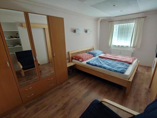 małą sypialnię z łóżkiem i lustrem w obiekcie Villa Mountain View with waterbed w mieście Sankt Michael im Lungau