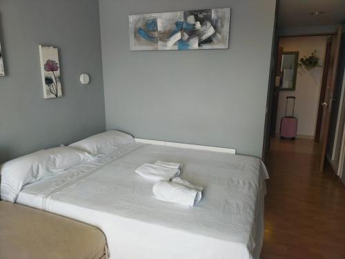 a bed in a room with two towels on it at Benalmadena ,apartamento-Estudio primera Línea de Playa in Benalmádena