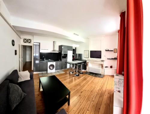 a living room with a couch and a table at T2 COSY - CAPITOLE - CALME - Wi-Fi - NETFLIX in Toulouse