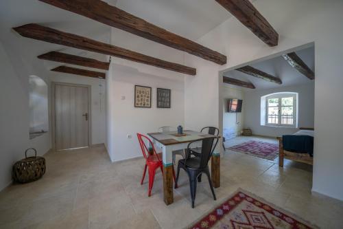 ein Wohnzimmer mit einem Tisch und einigen Stühlen in der Unterkunft Apartments Oliva in Risan