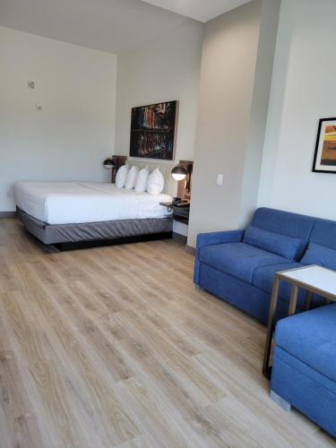 a living room with a bed and a couch at La Quinta Inn & Suites by Wyndham Terrell in Terrell