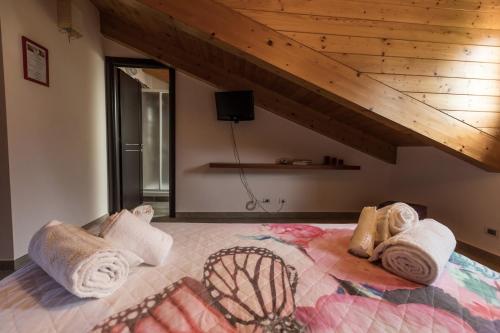 a bedroom with a large bed with a wooden ceiling at Il Finto Pepe B&B in Formia