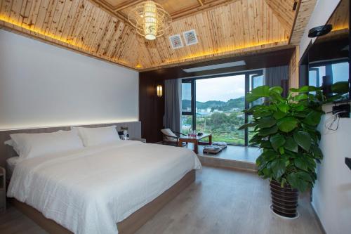 Postel nebo postele na pokoji v ubytování Heaven's Gate Home Stay --free pick up service--panoramic view of Tianmen Mountain