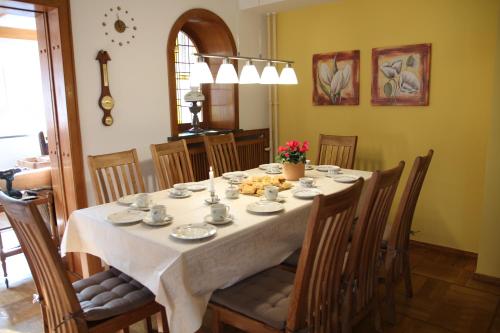 a dining room table with a white table cloth and chairs at Landhaus Büttner Altenberg, zentral, familienfreundlich, Skihang & Erlebnisberg fußläufig in Kurort Altenberg