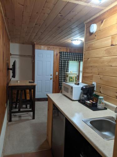 Küche/Küchenzeile in der Unterkunft Adirondack Diamond Point Lodge