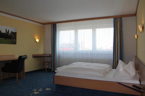 Giường trong phòng chung tại Sleep & Go Hotel Magdeburg