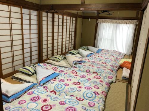 津市にある悠山莊A棟和室の窓のある部屋にベッドが2つある寝室