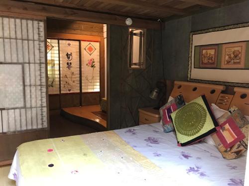a bedroom with a bed and a window at A-HOME in Jiufen