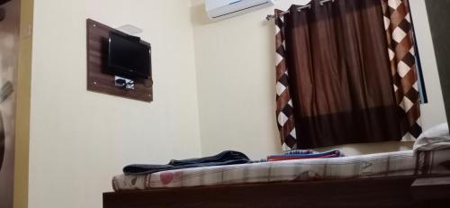 Una cama o camas en una habitación de Hotel Laxmi Sadan