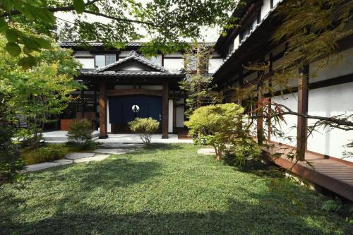 a garden in front of a building at Kutsukake Stay Naka-Karuizawa in Karuizawa