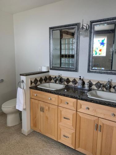 a bathroom with two sinks and a toilet at Villa Alta Vista at Yosemite- Stunning Views and Game Room in Mariposa