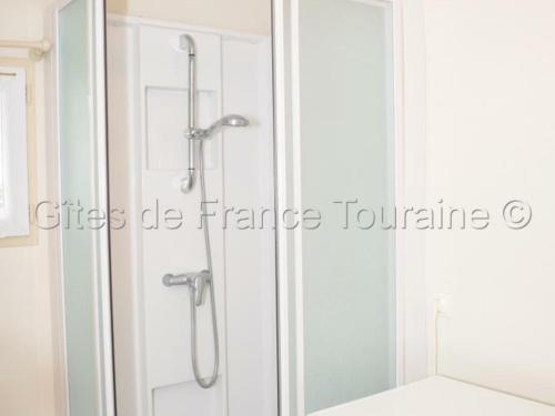 Koupelna v ubytování Gîte La Tour-Saint-Gelin, 3 pièces, 5 personnes - FR-1-381-434