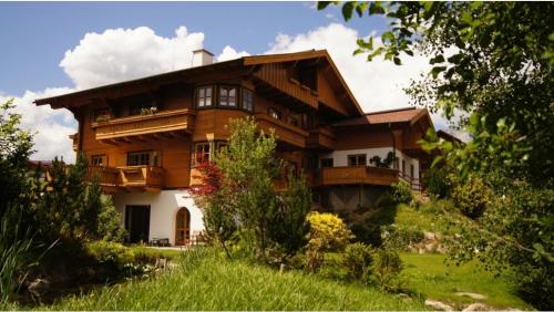 ein großes Holzhaus auf einem Hügel in der Unterkunft Landhaus Lisa in Schladming