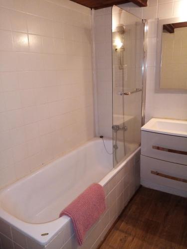 une salle de bain avec une baignoire et un lavabo dans l'établissement GITES KERSIMON, à Roz-sur-Couesnon