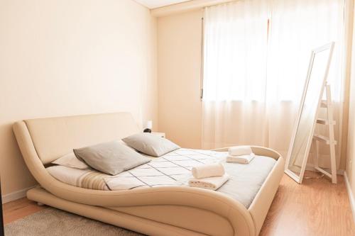 a white bed in a room with a window at Ninho @ Francos in Porto