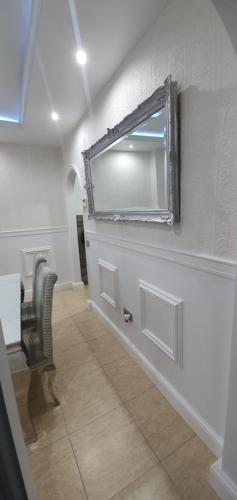 a mirror on a wall with a chair in a room at Oceanum Visum Spa Deluxe in El Trocadero