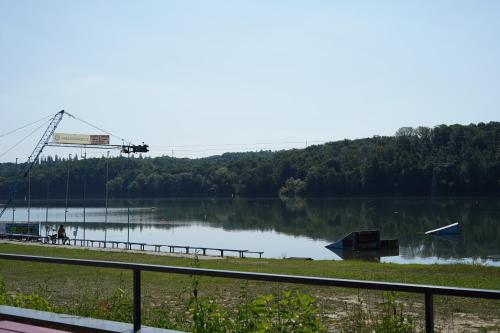 a view of a lake with a basketball hoop at Resort Těrlicko in Dolní Těrlicko