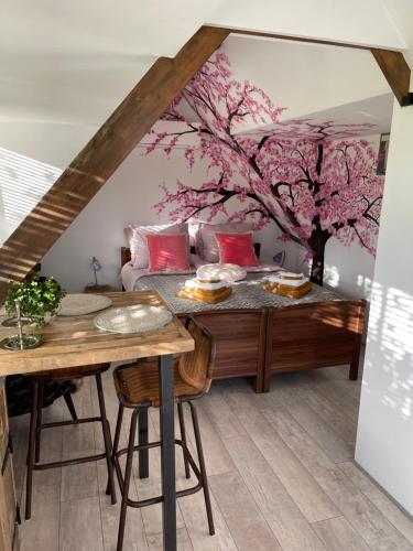 a dining room with a table and a flowering tree at B&B Bijzonder in Drachten