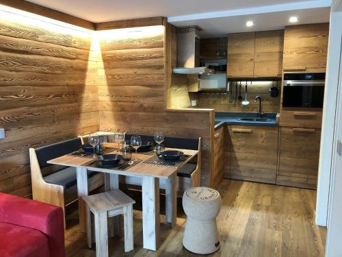 Un comedor con una mesa y una cocina. en Les Marmottes, en Breuil-Cervinia