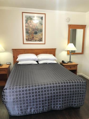 una camera da letto con un letto grande con due cuscini di Drift Inn, LLC a Santa Cruz