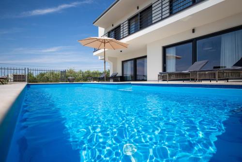 uma piscina em frente a uma casa em Villa Fortuna em Buje