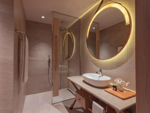 Ένα μπάνιο στο The Bodrum Hotel Yalıkavak - MGallery Collection