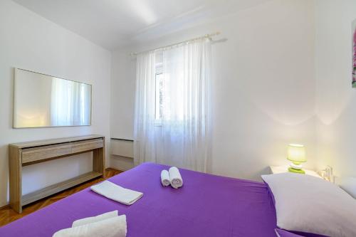 Łóżko lub łóżka w pokoju w obiekcie Apartments Kardum