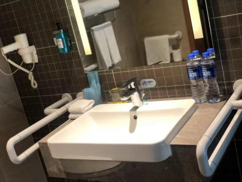 a bathroom with a white sink and a mirror at Holiday Inn Express Xi'an Qujiang South by IHG in Xi'an