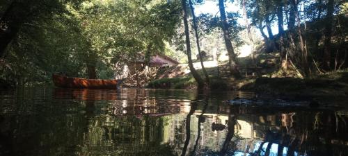 ein Boot inmitten eines Flusses mit Bäumen in der Unterkunft Haraneko errota in Chávarri