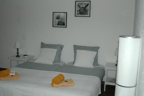 two twin beds in a room with two at Bed & Breakfast de Vrijheid in Ede