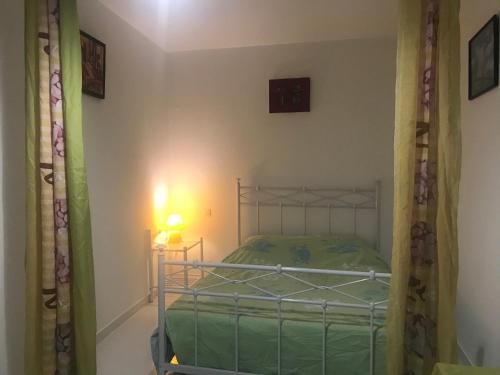 um quarto com uma cama num quarto com um candeeiro em Vaudes chambre em Vaudes