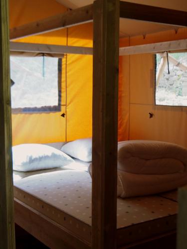 quelques lits superposés dans une chambre dans l'établissement camping mas du sartre, à Auriolles