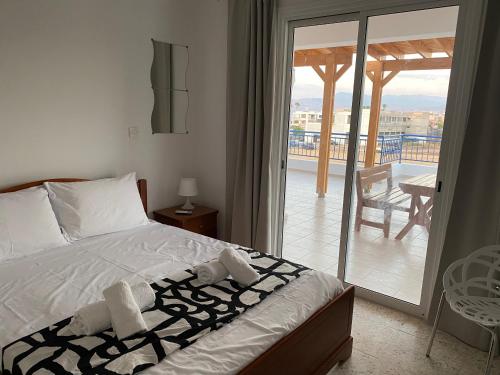 a bedroom with a bed and a view of a balcony at Galtheo in Lachi